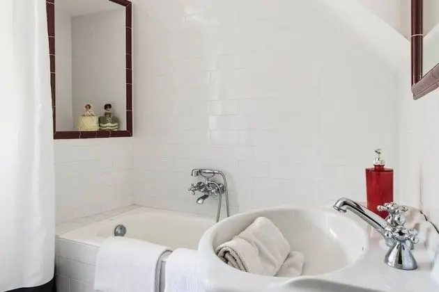 Tek Büyük Yataklı Oda (Private External Bathroom)