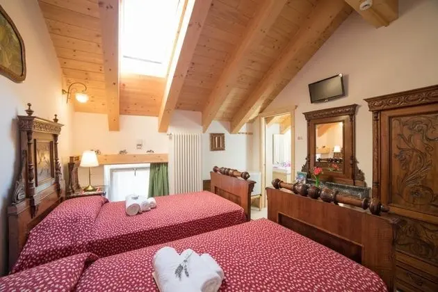 Tek Büyük veya İki Ayrı Yataklı Oda, Balkon, Dağ Manzaralı (Mansard)