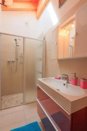 Tek Büyük veya İki Ayrı Yataklı Oda, Balkon, Dağ Manzaralı (Mansard)