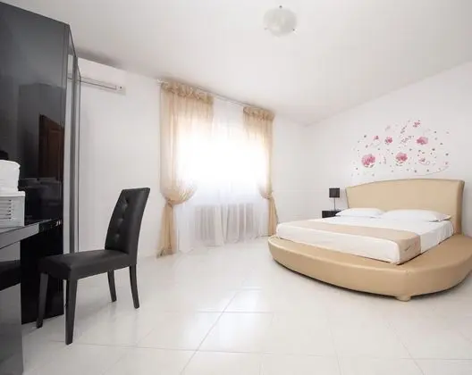 Dört Kişilik Oda, 2 Büyük (Queen) Boy Yatak, Havuz Manzaralı