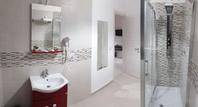 Tek Büyük veya İki Ayrı Yataklı Oda (Orchidea)