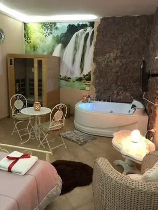 Luxury Oda