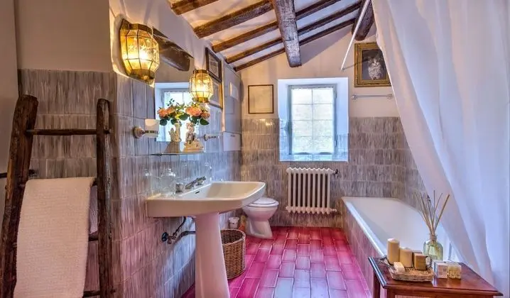 Tek Büyük Yataklı Oda, Ortak Banyo