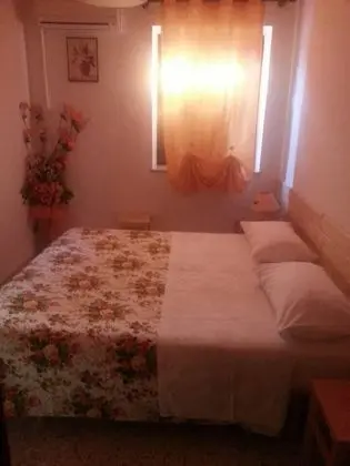 Tek Büyük veya İki Ayrı Yataklı Oda, Ortak Banyo