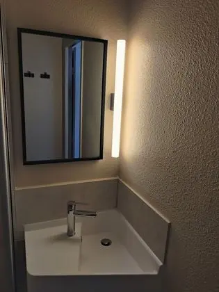 Üç Kişilik Oda, Sigara İçilmez