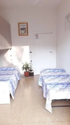 Tek Büyük veya İki Ayrı Yataklı Oda, Ortak Banyo