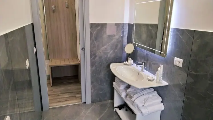 Deluxe Tek Büyük Yataklı Oda, Kısmi Deniz Manzaralı