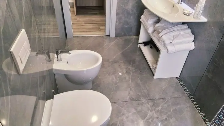 Deluxe Tek Büyük Yataklı Oda, Kısmi Deniz Manzaralı