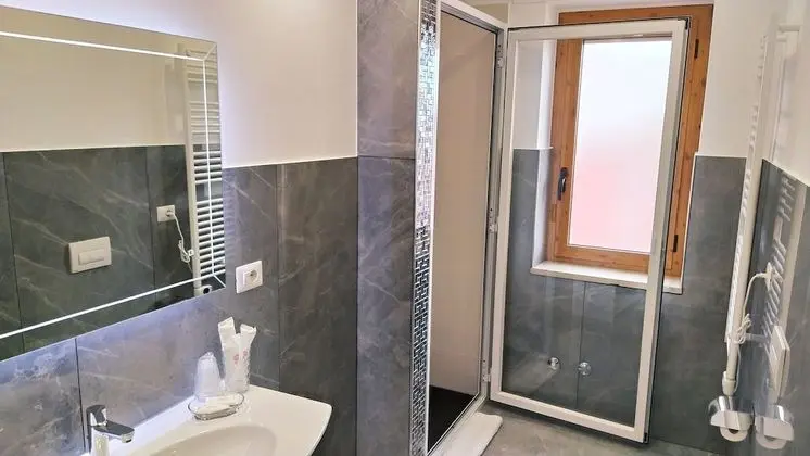 Deluxe Tek Büyük Yataklı Oda, Kısmi Deniz Manzaralı