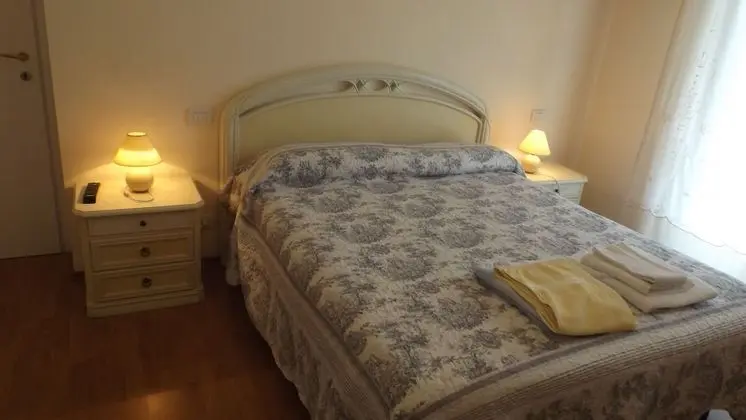Üç Kişilik Oda (external private bathroom)