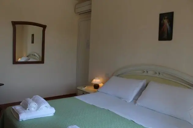 Üç Kişilik Oda (external private bathroom)
