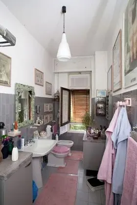 Tek Büyük Yataklı Oda, Ortak Banyo