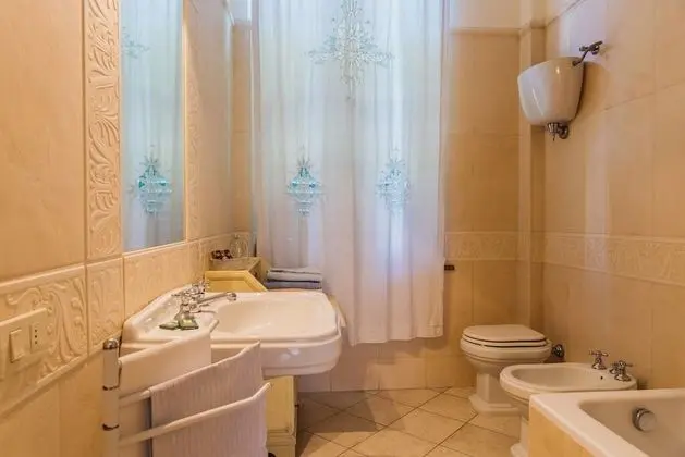 İki Ayrı Yataklı Oda, Ortak Banyo