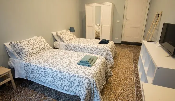 İki Ayrı Yataklı Oda, 2 Tek Kişilik Yatak, Ortak Banyo