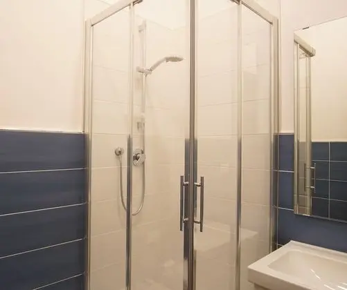 Tek Büyük Yataklı Oda, Ortak Banyo