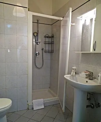 Basic Tek Büyük veya İki Ayrı Yataklı Oda, Ortak Banyo