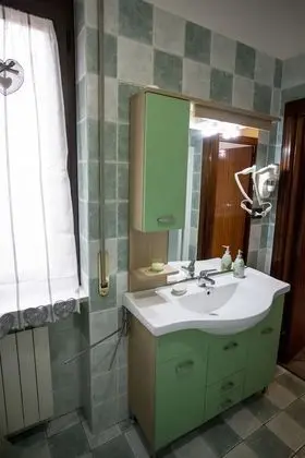 Üç Kişilik Oda, Ortak Banyo