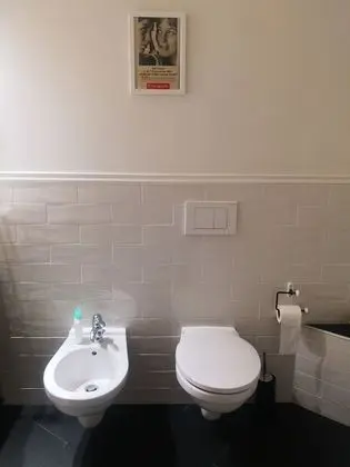 İki Ayrı Yataklı Oda, Ortak Banyo