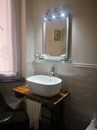 İki Ayrı Yataklı Oda, Ortak Banyo