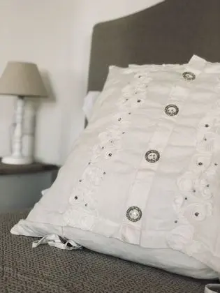 Panoramic Tek Büyük Yataklı Oda, Havuz Manzaralı (Stanza 1)