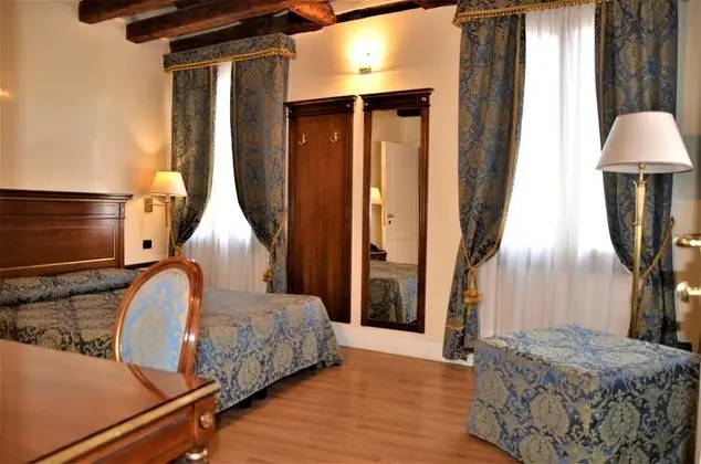 Standard Tek Büyük Yataklı Oda, Kanal Manzaralı