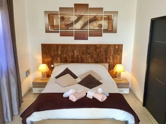 Luxury Tek Büyük Yataklı Oda, 1 Büyük (Queen) Boy Yatak, Engellilere Uygun, Sıcak Su Havuzu (Stella)