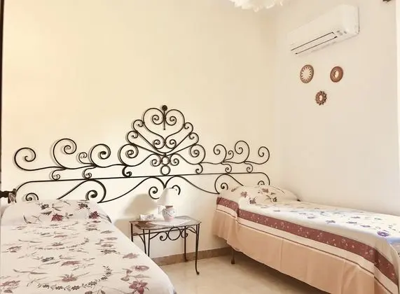 Tek Büyük veya İki Ayrı Yataklı Oda, Engellilere Uygun (Private External Bathroom)