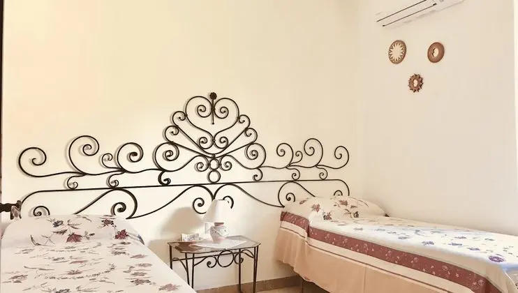 Tek Büyük veya İki Ayrı Yataklı Oda, Engellilere Uygun (Private External Bathroom)