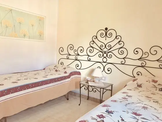 Tek Büyük veya İki Ayrı Yataklı Oda, Engellilere Uygun (Private External Bathroom)