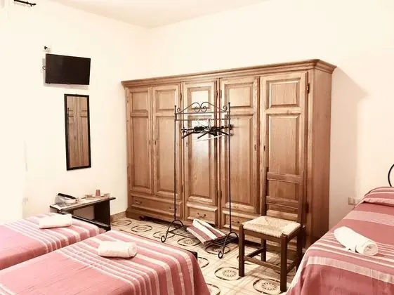 Üç Kişilik Oda (Private External Bathroom)