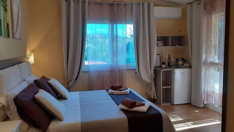 Tek Büyük veya İki Ayrı Yataklı Oda, Veranda, Bahçe Manzaralı
