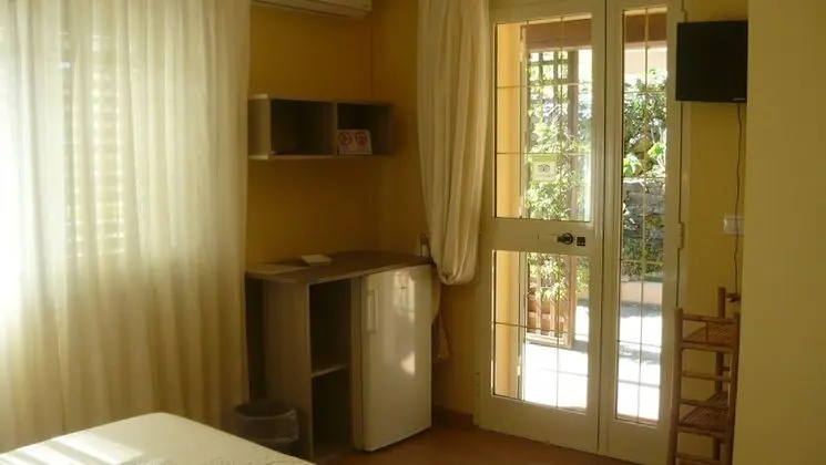 Tek Büyük veya İki Ayrı Yataklı Oda, Veranda, Bahçe Manzaralı