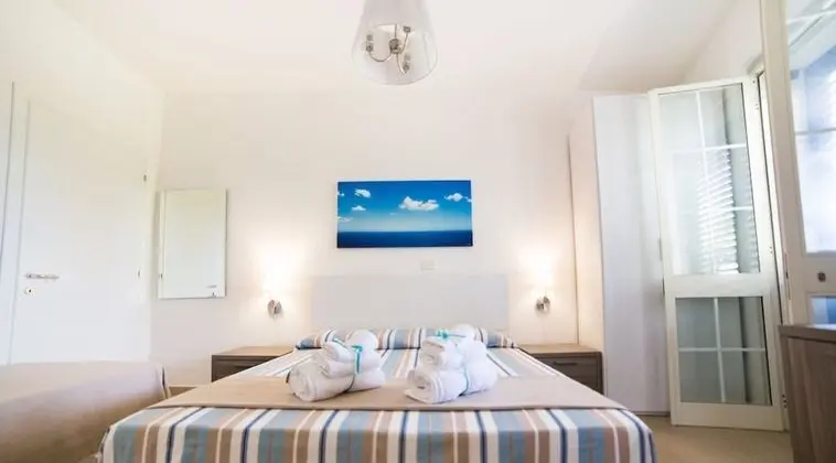 Tek Büyük Yataklı Oda, Kısmi Deniz Manzaralı (Pumo Celeste)