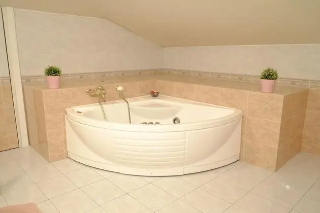 Tek Büyük veya İki Ayrı Yataklı Oda, Ortak Banyo