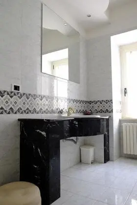 Üç Kişilik Oda, Ortak Banyo