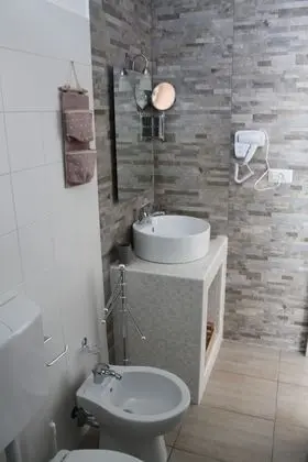 Tek Büyük veya İki Ayrı Yataklı Oda (Spugna)