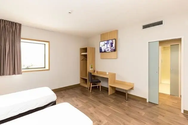 İki Ayrı Yataklı Oda, Sigara İçilmez