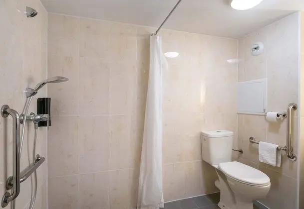 Tek Büyük Yataklı Oda, Engellilere Uygun, Sigara İçilmez