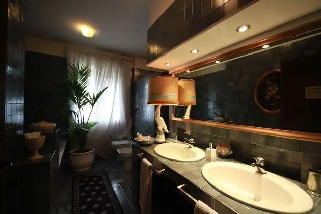 Tek Büyük veya İki Ayrı Yataklı Oda, Ortak Banyo