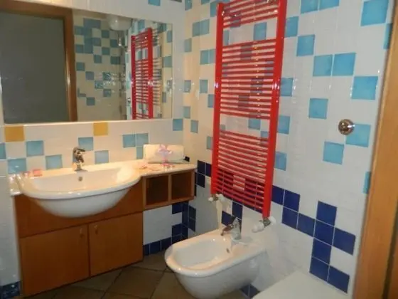 Basic Üç Kişilik Oda, Banyolu/Duşlu