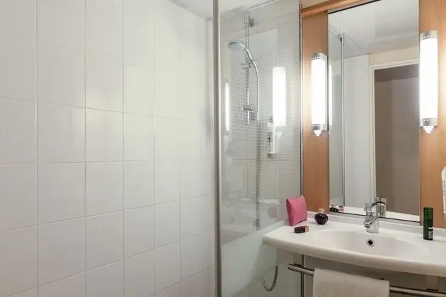 Üç Kişilik Oda, Sigara İçilmez