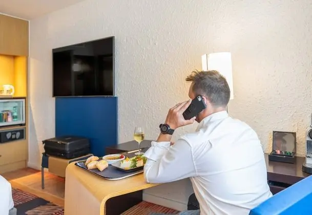 Üç Kişilik Oda, Sigara İçilmez
