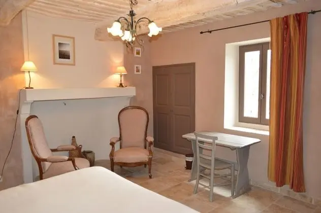 Tek Büyük Yataklı Oda (Rustrel)