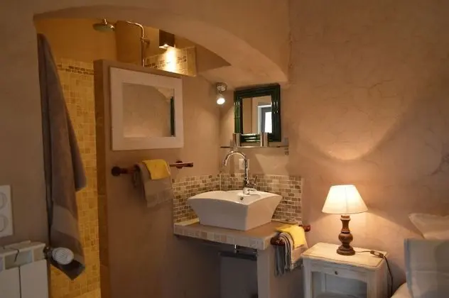 Tek Büyük Yataklı Oda (Rustrel)