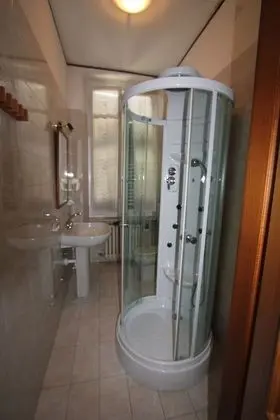 İki Ayrı Yataklı Oda, Ortak Banyo