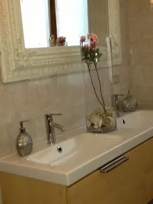İki Ayrı Yataklı Oda, Ortak Banyo