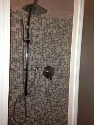 İki Ayrı Yataklı Oda, Ortak Banyo