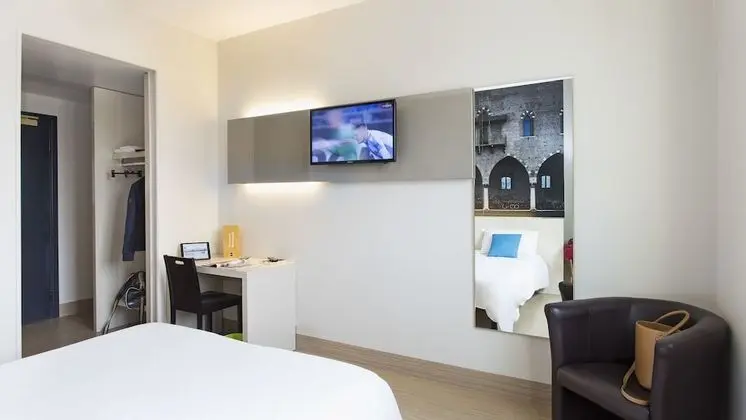 Üç Kişilik Oda, Sigara İçilmez