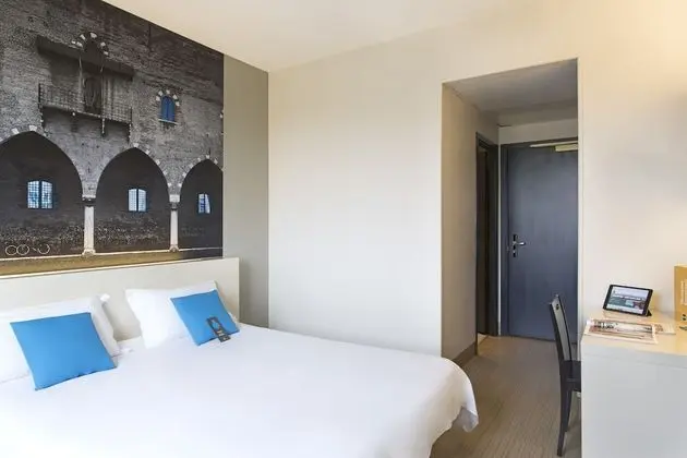 Üç Kişilik Oda, Sigara İçilmez