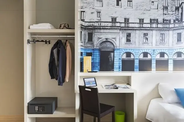 Üç Kişilik Oda, Sigara İçilmez